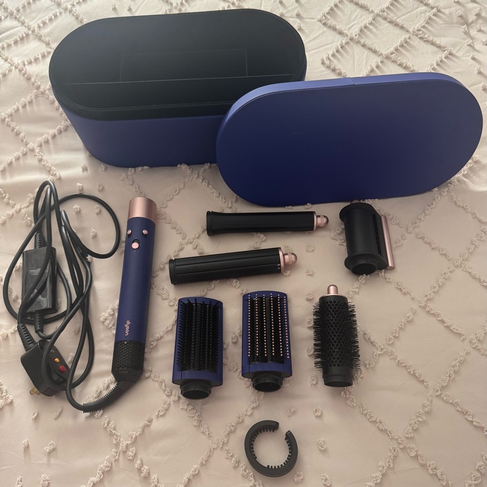 Dyson Hair Tools Set in Blue and Pink

Like new condition. Clean; well-kept.